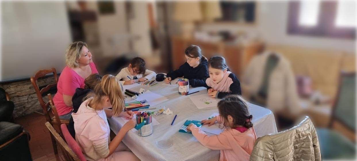 Enfants et adultes réunis autour d'une table pour un atelier