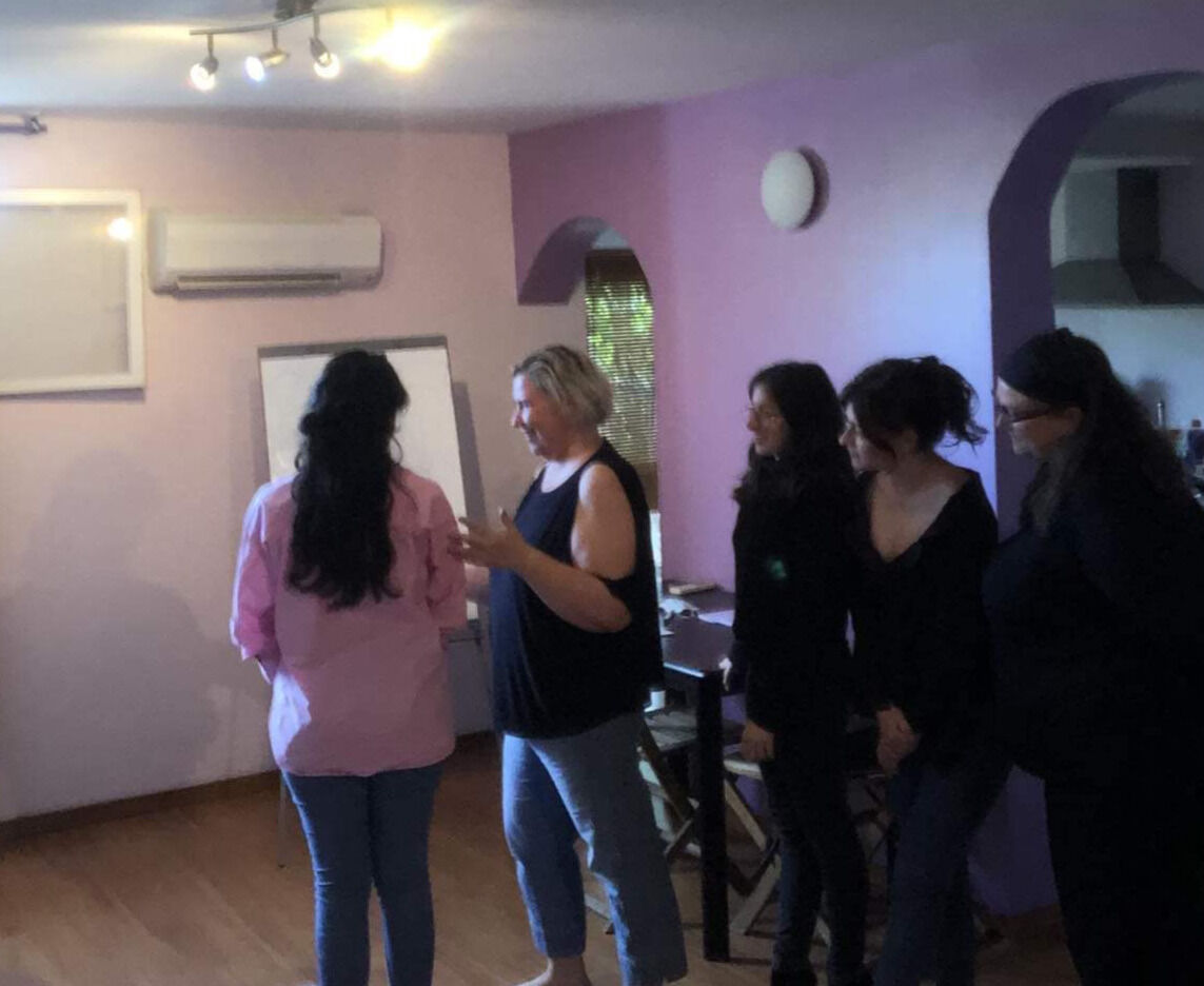 Participantes debout lors d'un exercice pratique en salle