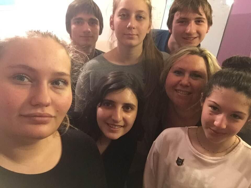 La formatrice et un groupe d'étudiants réunis pour une photo