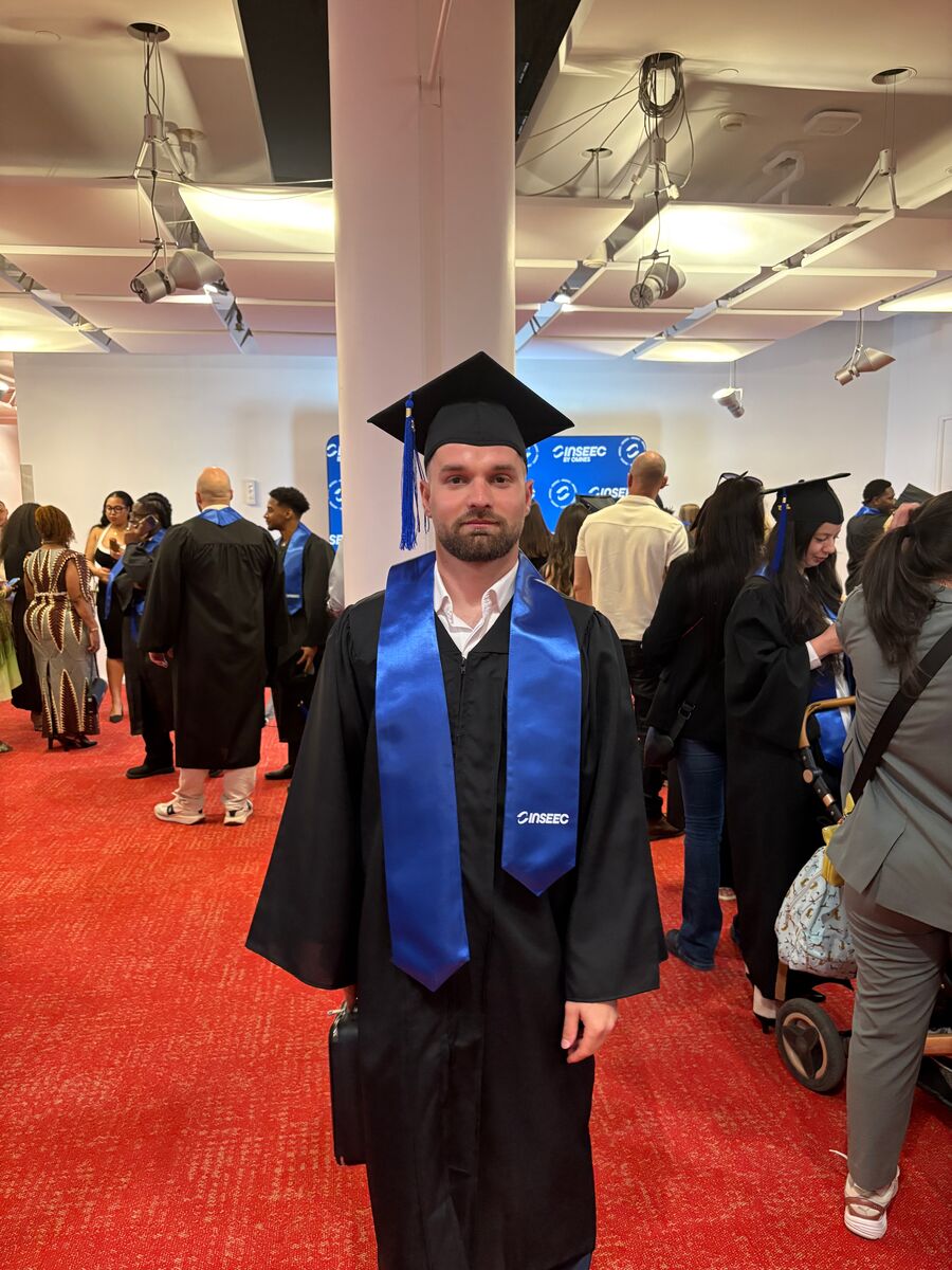 Edison Sinaj en toge et étole lors de sa remise de diplôme